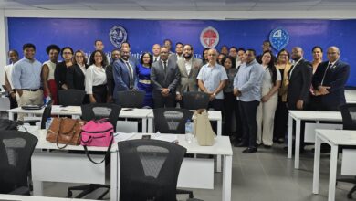 El conferencista Ysaias Tamarez junto al profesor Smerly Rodríguez, y el grupo de maestría