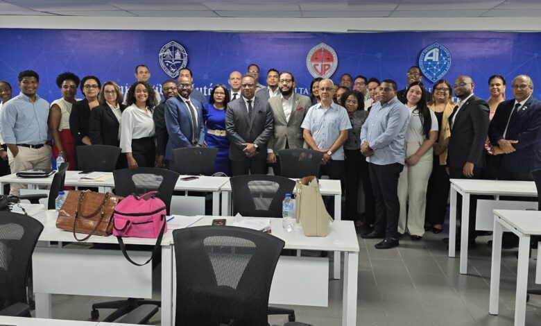 El conferencista Ysaias Tamarez junto al profesor Smerly Rodríguez, y el grupo de maestría